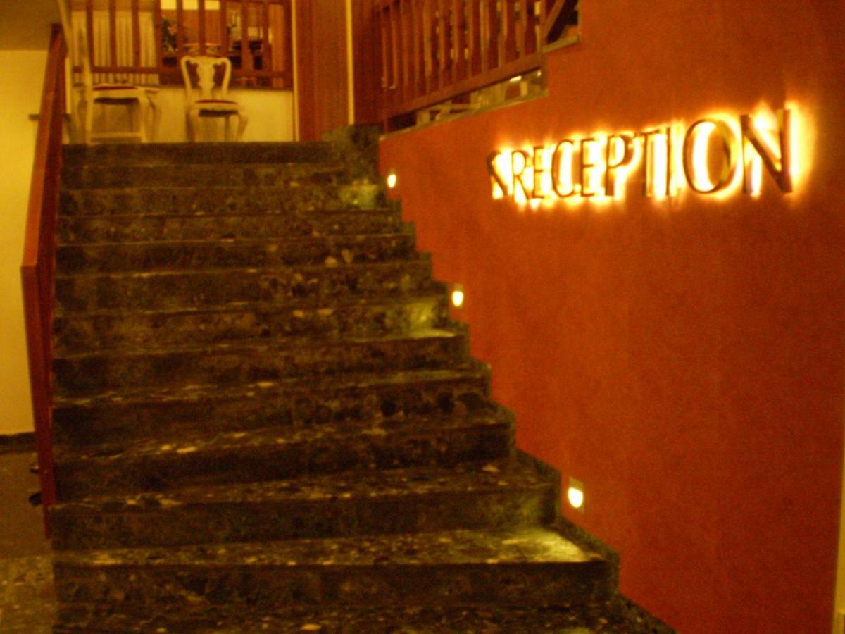 Asteras Hotel Larissa Esterno foto